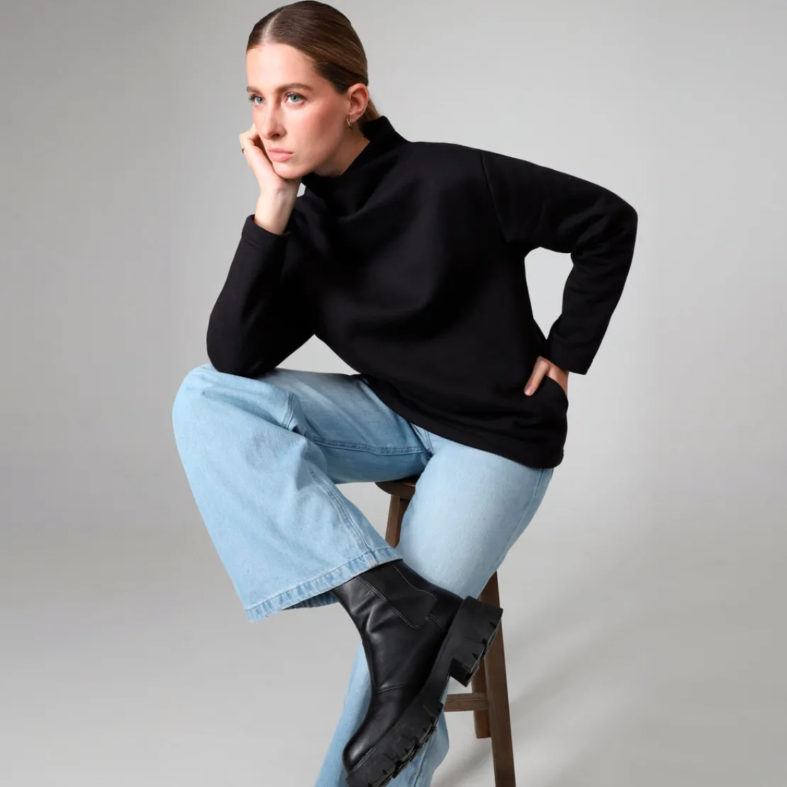 Blusas E Casacos | Moletons>Basico.com Blusa Moletom Flanelado Gola Transpasse Feminina - Preto